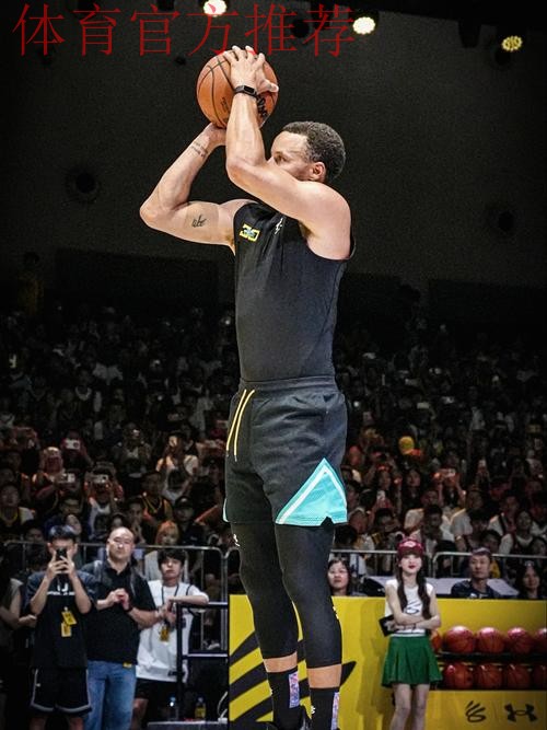 库里中路突入篮下 一记挑篮打板命中 库里中路突入篮下 一记挑篮打板命中